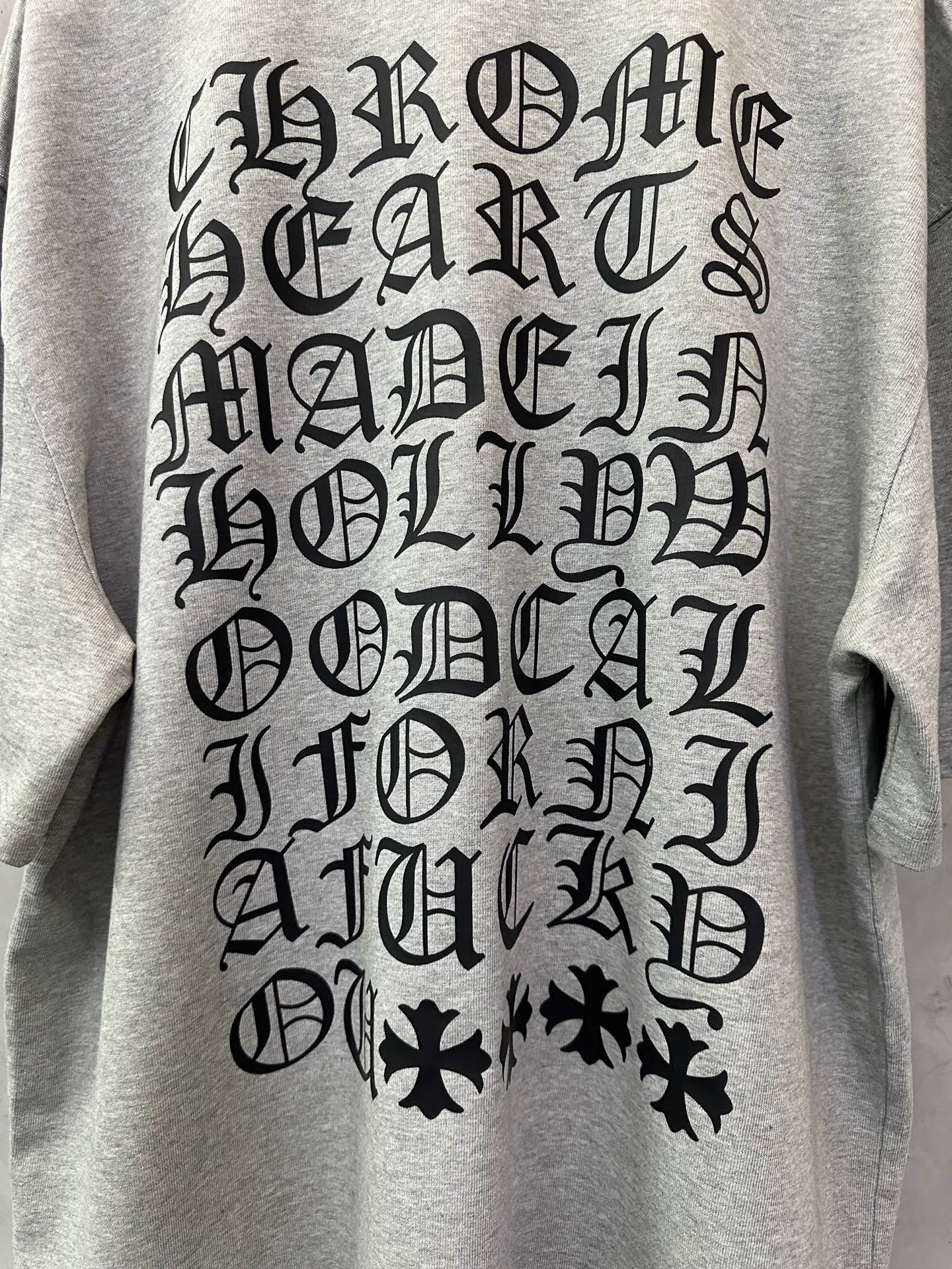 P270 Chrome Hearts 25ss classic Sanskrit gray letter round neck short-sleeved T-shirt. Fabric is high-definition and super heavy. Cotton double yarn compact Xinjiang cotton. Weight 400g. Paired with 2*2 Salona rib. 420g. Clean cloth. Clear texture. Tight feel. Stiff. High color fastness. No deformation. No discoloration. Customized hardware. Thread. Accessories. Alignment. Same style for men and women. -Color: Black White Gray -Size: XS S M L XL